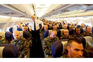  A bord de l’Airbus A310 de l’armée de l’air qui les ramène en France, le ministre de la Défense se réjouit que les troupes passent cette année Noël en famille.