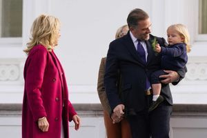 Jill Biden et le petit Beau accueillent le sapin de la Maison-Blanche
