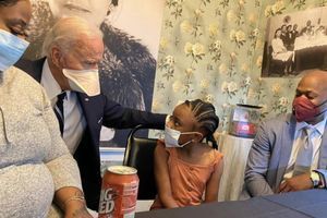 Joe Biden discutant avec Gianna, la fille de George Floyd.