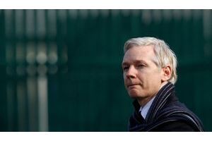  Julian Assange à la sortie du tribunal, jeudi. 