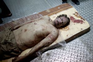 Vendredi 21 octobre 2011, la dépouille de Muammar Kadhafi repose dans la chambre froide d’un entrepôt de fruits et légumes du grand marché de Misrata.