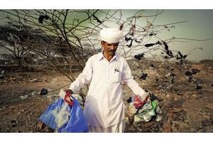  En Inde, Khamu Ram récupère les sacs-poubelle en plastique et les remplace par du jute.