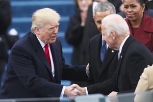 Donald Trump saluant Joe Biden le jour de son investiture, en janvier 2017.