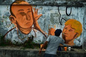 Une peinture reproduisant le moment où William Connolly a écrasé un oeuf sur la tête de Fraser Anning, à Banda Aceh, en Indonésie.