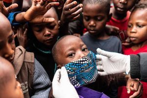 Un enfant masqué au Kenya.