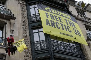 Les activistes de l'association ont accroché mercredi une banderole sur les murs du siège de Gazprom, à Paris.