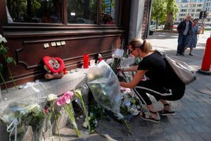 Fleurs et bougies déposées à Liège en hommage aux victimes de l'attaque terroriste du 29 mai.