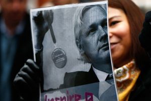 Une supportrice de Julian Assange tient une photo de lui devant l'ambassade équatorienne, le 14 novembre 2016.