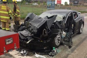 Une Tesla model S accidentée. 