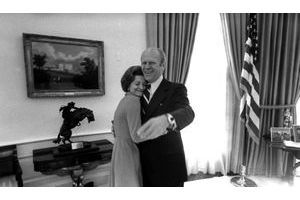  Betty et Gerald Ford dans le bureau ovale de la Maison Blanche le 6 décembre 1974.