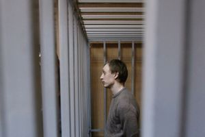 Pavel Dmitritchenko et ses coaccusés ont comparu derrière des barreaux ce mardi.