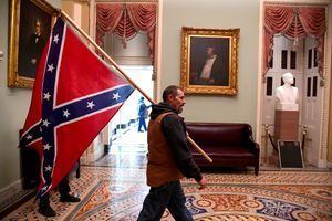 Kevin Seefried et son drapeau confédéré dans le Capitole, le 6 janvier 2021.