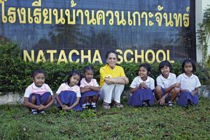 Elisabeth Zana avec cinq des 60 élèves de son école, fondée grâce à Nat Association, en mémoire de sa fille Natacha. 