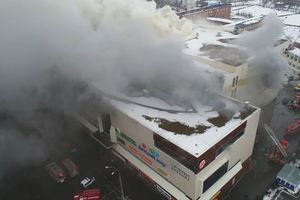 Ce centre commercial de Sibérie a pris feu.