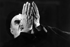 L'ayatollah Khomeiny, le 11 décembre 1978 à Neauphle-Le-Chateau.
