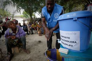 Un homme apprend aux habitants du Liberia comment lutter contre Ebola. 
