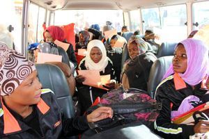 Des migrants dans un bus, attendant d'être rapatriés dans leur pays d'origine.