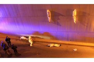  Le 8 mars 2013, deux corps enveloppés d'un drap blanc sont retrouvés pendus à un mur de béton qui longe une voie rapide à Saltillo, au nord du Mexique.