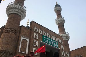 Le drapeau chinois devant une mosquée d'Urumqi, en janvier 2019.