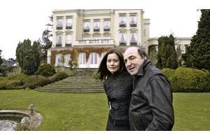  En 2003, Boris Berezovsky et sa compagne, Elena, la mère de ses deux derniers enfants, dans le parc de leur cottage du Surrey. Le couple s’est séparé il y a deux mois.