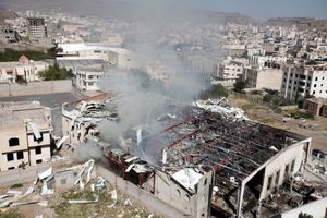 La bavure de la coalition arabe a causé la mort de 140 personnes à Sanaa.