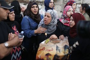 Suha, la mère de Mohammed Abou Khdeir, a manifesté mardi 3 mai 2016 à Jérusalem, devant le tribunal qui a condamné le meurtrier de son fils. 
