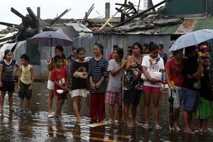 A Tacloban, ces riverains font la queue pour avoir des vivres.