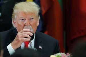 "J'ai toujours préféré les vins américains aux vins français même si je ne bois pas de vin", a lâché vendredi le milliardaire républicain depuis le Bureau ovale.