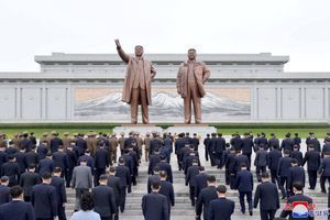 Des délégués de l'Assemblée populaire suprême de Corée du Nord visitent les statues du fondateur de la Corée du Nord Kim Il Sung et du défunt leader Kim Jong Il à Pyongyang, sur cette photo non datée publiée le 28 septembre 2021 par l'agence de presse centrale coréenne (KCNA).