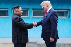 Une des images de la rencontre entre Kim Jong-un et Donald Trump diffusées par l'agence officielle nord-coréenne KCNA.