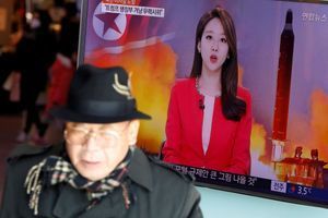 Un homme passe devant une télévision diffusant un programme à propos du tir de missile nord-coréen à Séoul, le 12 février 2017.