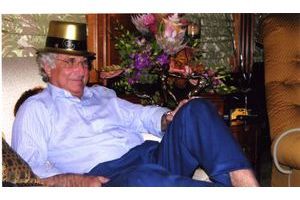  De l’or jusque sur le chapeau. Le 31 décembre 2004, au large de Palm Beach, en Floride, Bernard Madoff célèbre le réveillon sur «The Betty», le luxueux bateau de Norman F. Levy, qu’il considère comme son père adoptif.