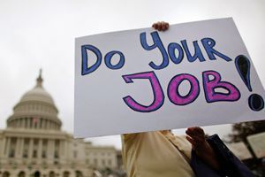 Un employé fédéral à Washington exhortait les politiques à trouver une solution, lundi, devant le Capitole.