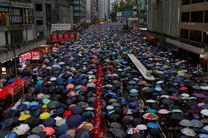 La foule manifeste à nouveau dans les rues de Hong Kong