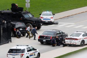 Des agents devant le Parlement à Ottawa mercredi, peu après que le fusillade a éclaté.
