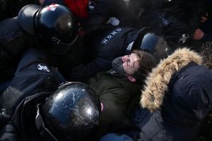 Un manifestant pro-Navalny arrêté par la police russe. 