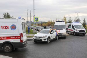Des ambulances arrivent au centre hospitalier de Novomoskovsky, en Russie, le 23 septembre 2021.
