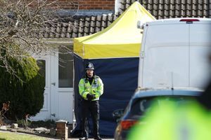 Des policiers britanniques devant le domicile de Sergueï Skripal à Salisbury, le 8 mars 2018.