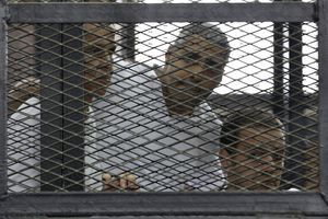 Peter Greste, Mohamed Fahmy et Baher Mohamed à leur procès en juin.