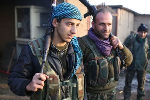 Sur la droite en keffieh mauve, Aram, l’un des combattants du MFS tué cette semaine.