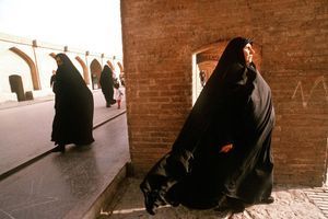 Des femmes voilées marchent dans une rue de Téhéran, en Iran (image d'illustration).