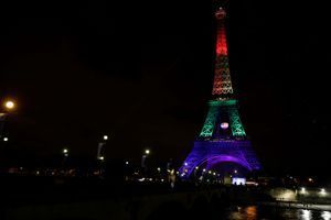 La Tour Eiffel aux couleurs de l'arc-en-ciel gay