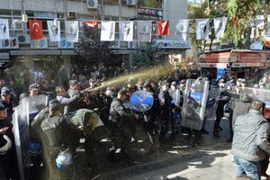 Des manifestations spontanées ont éclaté à Ankara.
