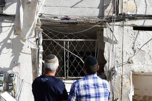 Deux hommes observent un immeuble détruit à Ashkelon, en Israël, le 5 mai 2019.