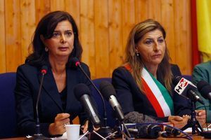 Laura Boldrini (à gauche) avec la maire de Lampedusa, Giusi Nicolini, le 4 octobre. 