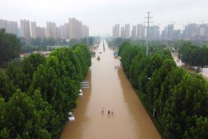 Dans les rues inondées de Zhengzhou, en Chine, le 23 juillet 2021.