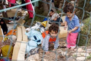Des enfants de migrants au centre de rétention de Lampedusa. 