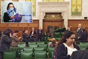 Alors que les coups de feu résonnent, les députés se barricadent dans la salle des séances Dans la salle de caucus du Parti conservateur, la porte a été bloquée avec des chaises.