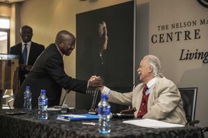 L'ami et conseiller juridique de Nelson Mandela, George Bizos félicite le chauffeur de Madiba, Michael Maponiya, à Johannesburg, le 27 mai 2016. 