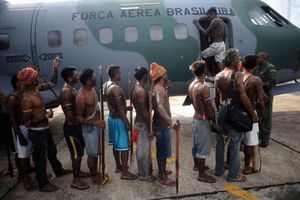 Les Munduruku s’apprêtant à prendre l'avion pour Brasilia mardi.